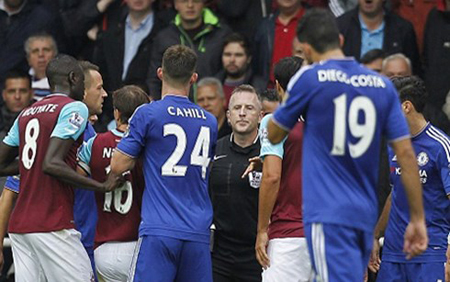 Cầu thủ West Ham và Chelsea bao vây trọng tài.